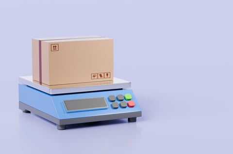 Báscula de paquetería con cajas para calcular el costo de un envío