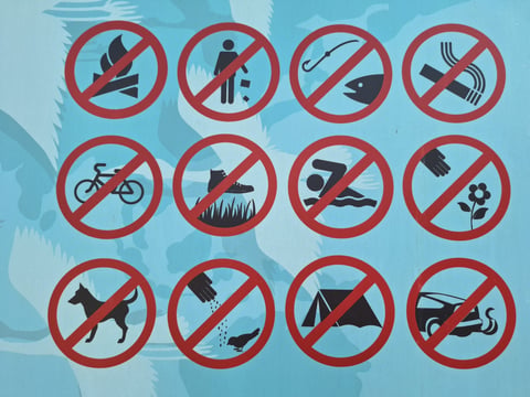 Letreros de prohibición que indican artículos y sustancias restringidas para envíos al extranjero