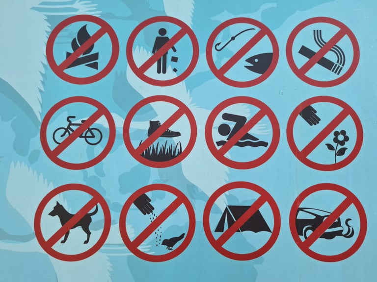 Letreros de prohibición que indican artículos y sustancias restringidas para envíos al extranjero